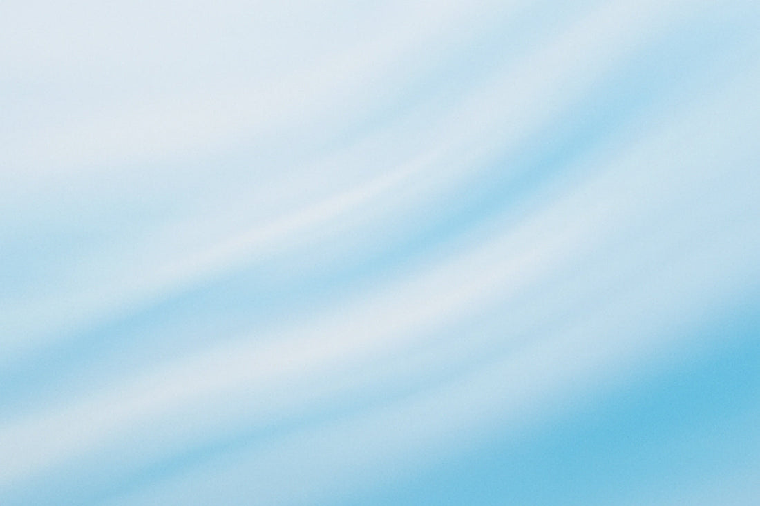 Ein weiter, heller Himmel in sanften Weiß- und Blautönen – ruhige, abstrakte Atmosphäre, die Leichtigkeit und Offenheit vermittelt