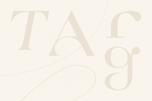 Abstrakte, minimalistische Komposition mit fließenden, typografisch anmutenden Linien auf hellem Grund. Weiche Formen deuten Bewegung und Struktur an, ohne lesbar zu sein. Das Bild wirkt ruhig, modern und intellektuell – im Stil des Ombra Celeste Magazins