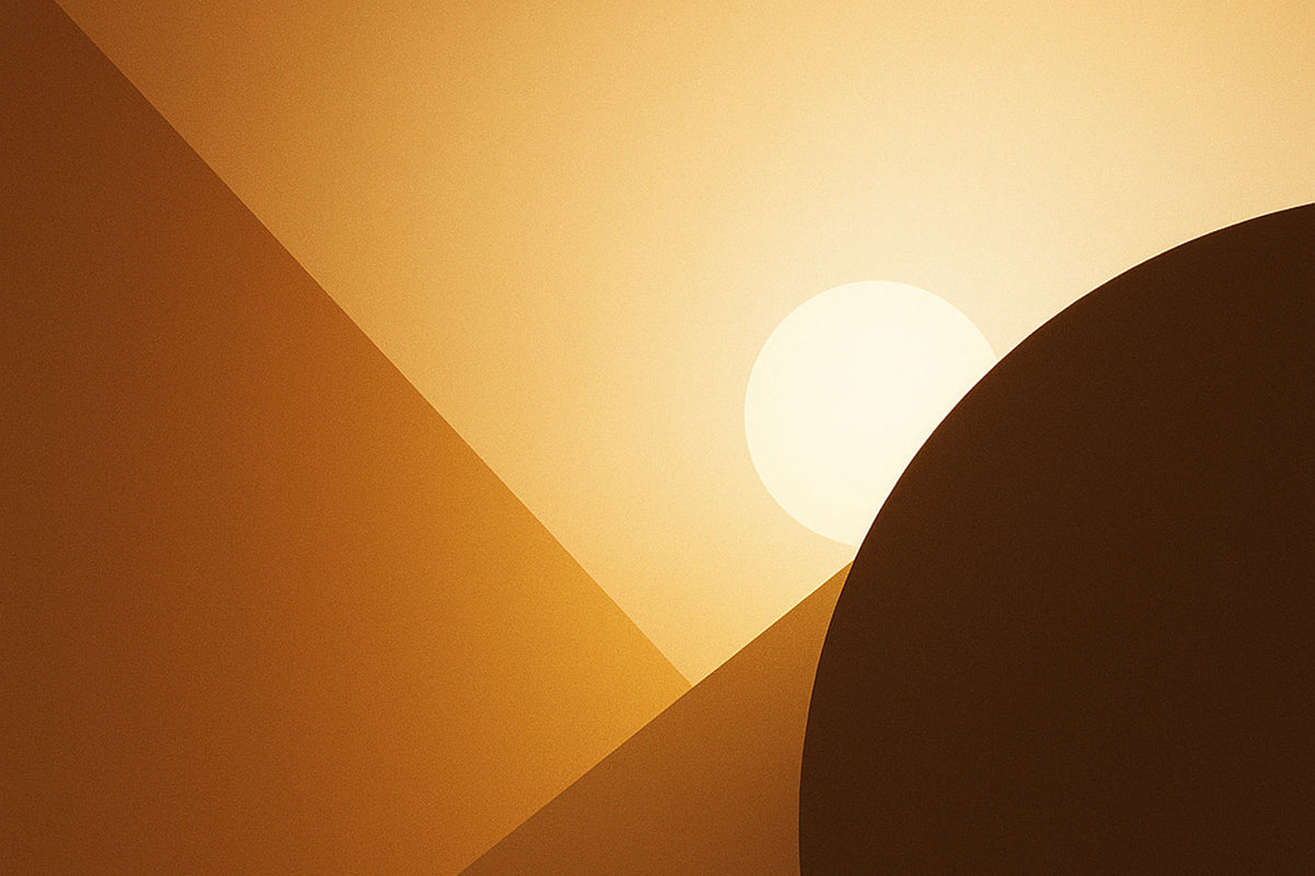 Abstrakte Komposition in warmem Bernsteinlicht mit klaren geometrischen Formen, einem hellen kreisförmigen Lichtkern und weichen Schatten, die eine intime, ruhige Atmosphäre erzeugen.