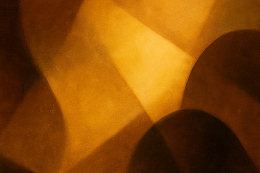 Abstrakte, warme Lichtflächen in goldenen und braunen Tönen formen eine weiche, ruhige Komposition ohne erkennbares Motiv.
