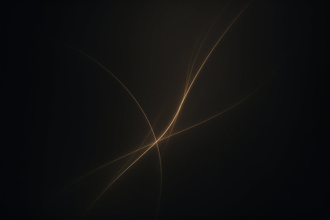 Abstrakte, weich fließende Lichtlinien auf dunklem warmgrauen Hintergrund, die sich sanft kreuzen und verlieren – ein ruhiges, mystify-inspiriertes Motiv in eleganter, minimalistischer Ästhetik