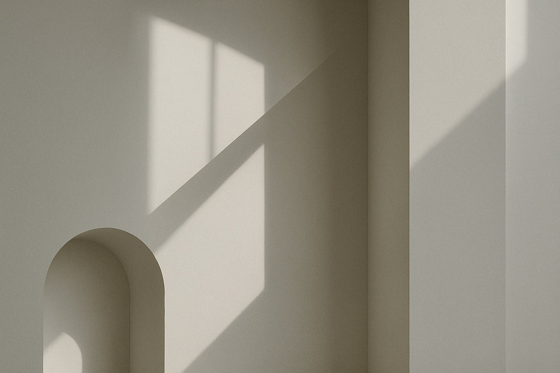 Abstraktes Bild aus Licht und Schatten auf heller Wand, minimalistisches Design mit geometrischen Linien und sanfter Architekturwirkung.