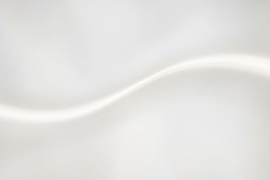 Sanftes Licht fließt in einer weichen, hellen Welle über eine glatte Fläche – abstrakt, ruhig und nahezu immateriell. Eine Komposition aus Helligkeit, Leichtigkeit und Bewegung, die die Stille des Lichts spürbar macht.