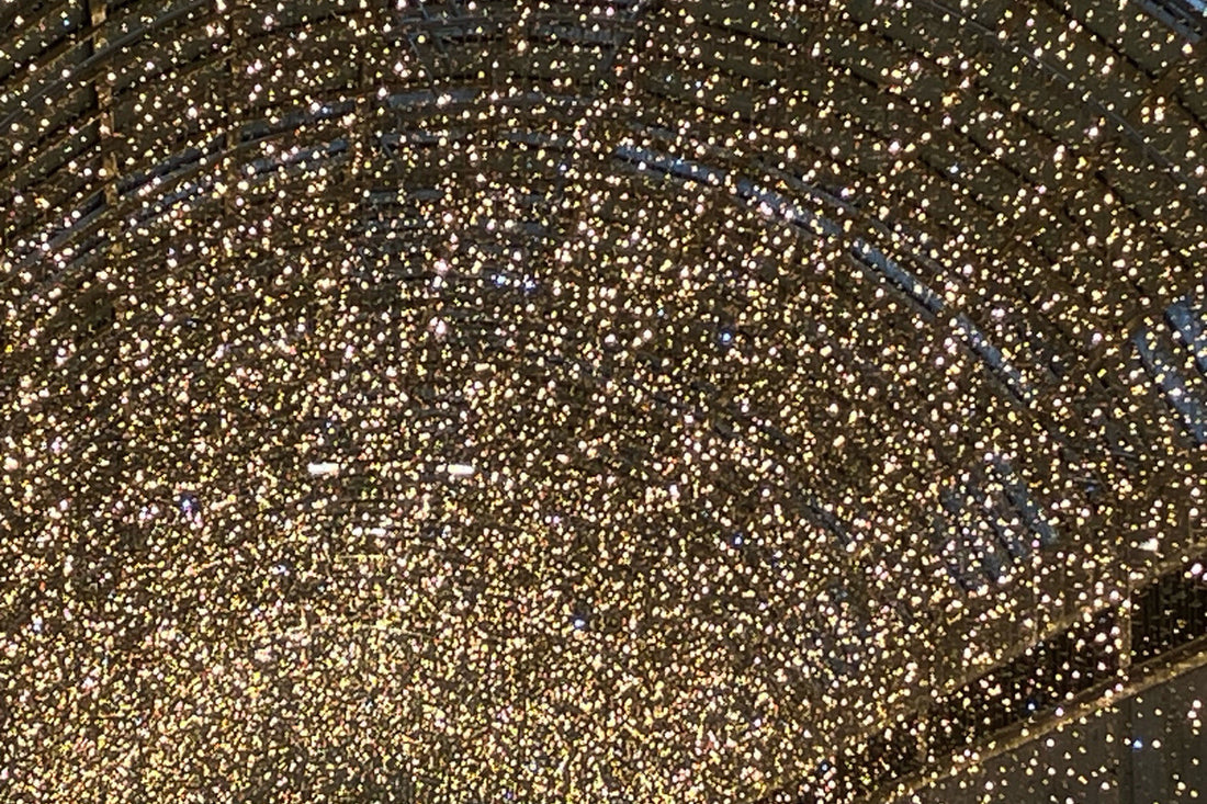 Goldene Lichter unter einer Glaskuppel, geordnet wie ein modernes Firmament. Ein Meer aus Wärmepunkten, das künstlich leuchtet und dennoch etwas Echtes berührt