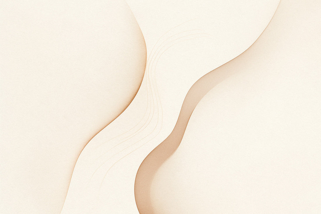 Abstrakte digitale Komposition in hellen Naturtönen mit zwei weichen, organischen Formen, die sich annähern, ohne sich zu berühren. Zarte Linien und leichte Überlagerungen erzeugen ein Gefühl von Resonanz und ruhiger Bewegung