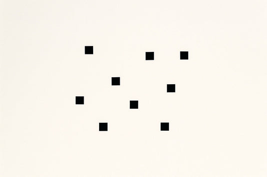 Helles, fast cremefarbenes Feld mit neun kleinen schwarzen Quadraten, unregelmäßig verteilt wie digitale Fragmente oder Pixel in Auflösung. Minimalistische, moderne Medienkunst-Ästhetik mit klaren Formen und ruhiger, reduzierter Komposition