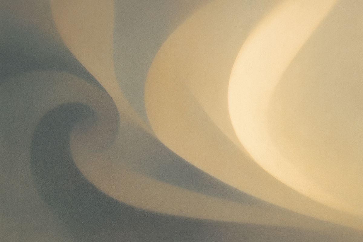 Abstrakte, moderne Komposition aus weichen, transluzenten Lichtwellen und gebogenen Formen in Beige, Creme, Blau und warmem Grau. Die Szene wirkt wie ein weiter, atmender Raum