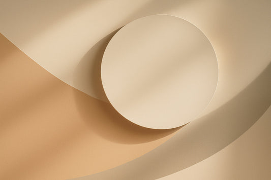 Abstrakte Komposition aus warmen Beige- und Cremetönen mit großen, weichen Kreisformen und geschwungenen Flächen. Sanfte Lichtverläufe erzeugen Tiefe und einen ruhigen, modernen Studiocharakte