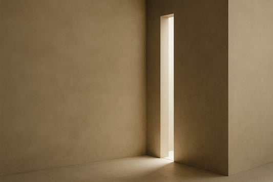 Minimalistische warmgraue Wandarchitektur mit einer schmalen vertikalen Lichtöffnung, durch die weiches Licht auf den Boden fällt; ruhige, moderne, abstrakte Atmosphäre.