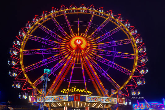 Ein farbenprächtiges Riesenrad auf dem Hamburger Dom bei Nacht – leuchtende Farben im Dunkel, Symbol für Erinnerung, Freude und den Kreislauf des Lebens.