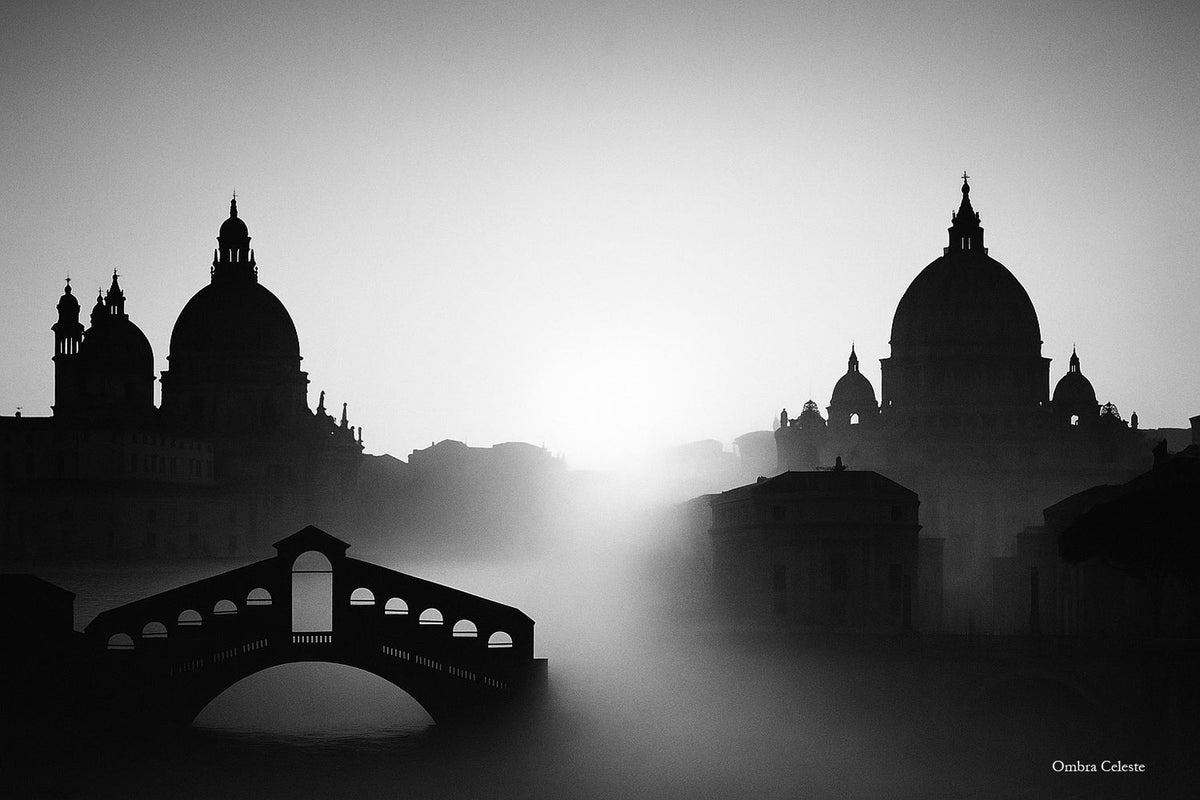 Schwarz-weißer Scherenschnitt mit den Silhouetten von Rom und Venedig – eine poetische Komposition aus Kuppeln, Brücken und Wasserlinien, die das Zusammenspiel von Geschichte, Architektur und Licht andeutet.