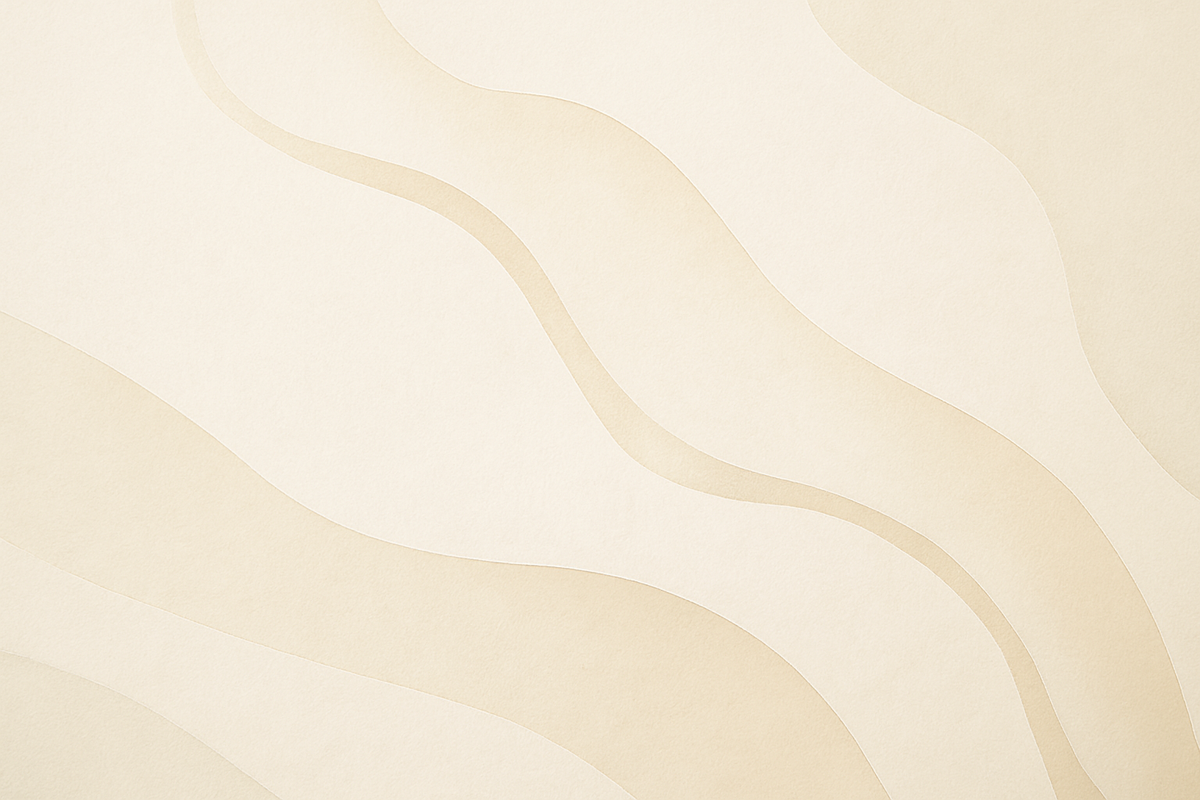 Abstrakte Komposition aus hellen, beigen und cremefarbenen Flächen, durchzogen von einer sanften geschwungenen Linie. Weiche Übergänge und viel Weißraum erzeugen ein ruhiges, modernes Raumgefühl.