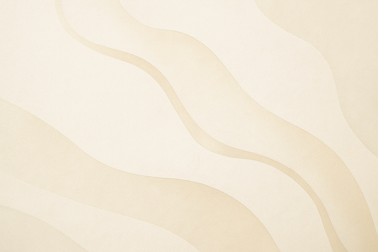 Abstrakte Komposition aus hellen, beigen und cremefarbenen Flächen, durchzogen von einer sanften geschwungenen Linie. Weiche Übergänge und viel Weißraum erzeugen ein ruhiges, modernes Raumgefühl.