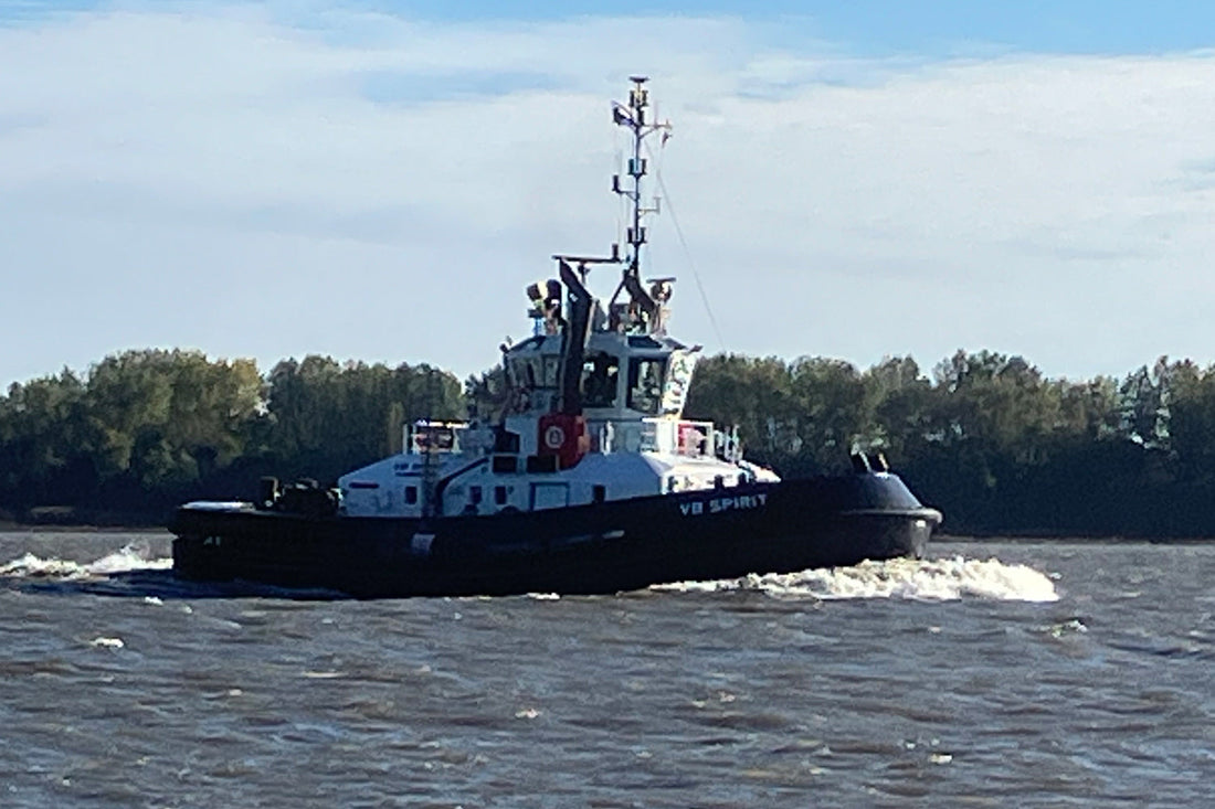 Ein Schlepper auf der Elbe bei Wedel im frühen Morgenlicht – stiller Beginn eines Tages, an dem die Gedanken in Richtung Hamburg treiben.