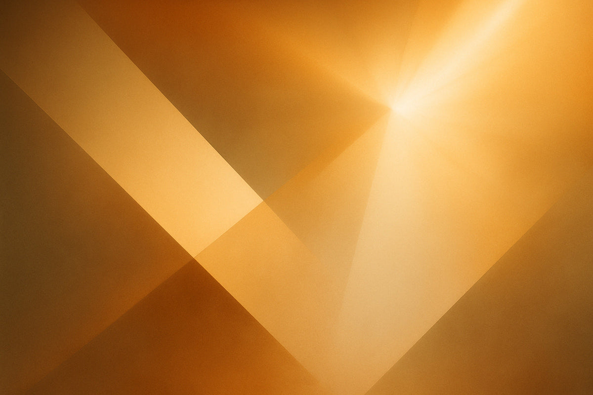  Abstrakte Komposition aus warmem Licht in Gold- und Honigtönen, scharfen diagonalen Formen und weichen Übergängen, die Tiefe und Ruhe erzeugen