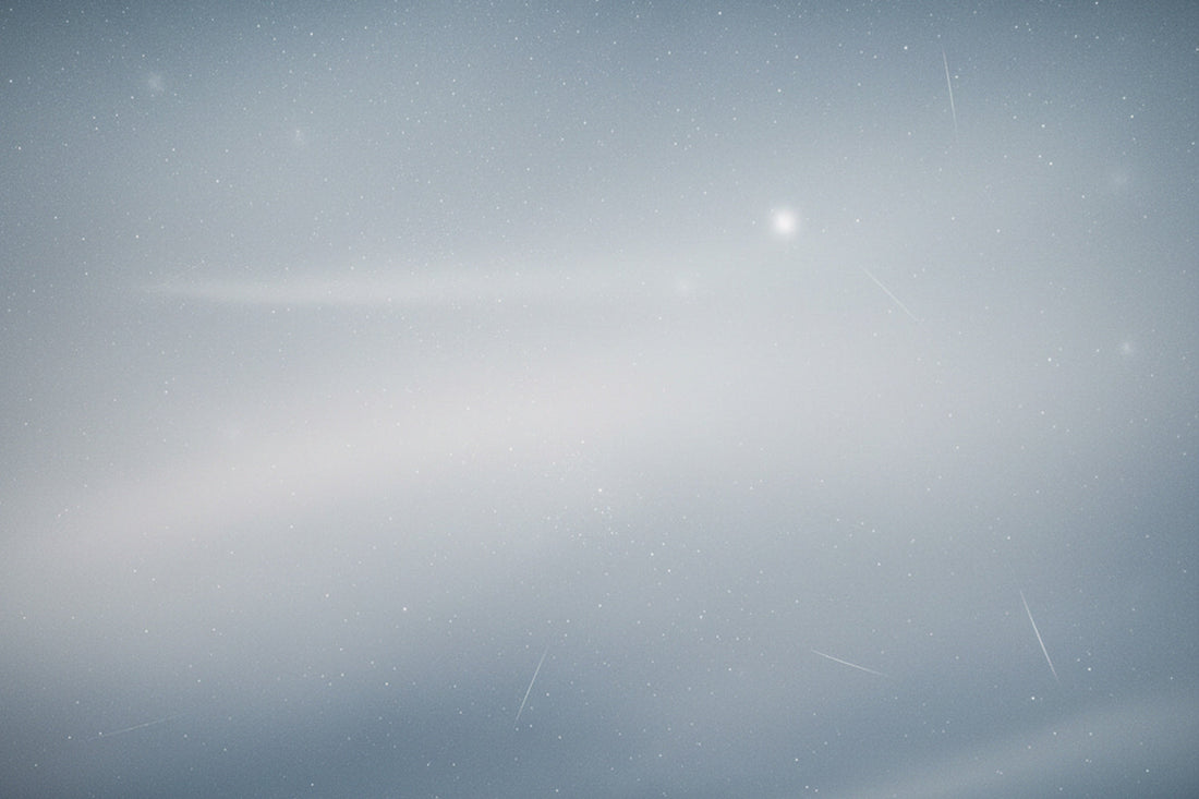 Ein weiter, heller Nachthimmel in silbrigen Blautönen – kaum sichtbare Bewegung im Licht, ruhig und endlos wie ein Atemzug des Universums