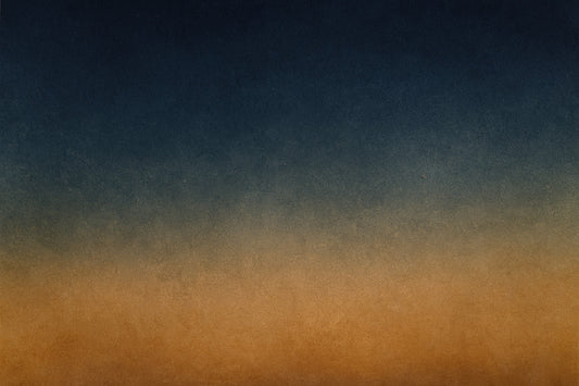 Abstrakte Komposition mit sanftem Farbverlauf von tiefem Nachtblau im oberen Bereich zu warmem Ocker im unteren Bereich; leichte Textur, weiche Übergänge, ruhige, atmosphärische Stimmung im Ombra-Celeste-Stil