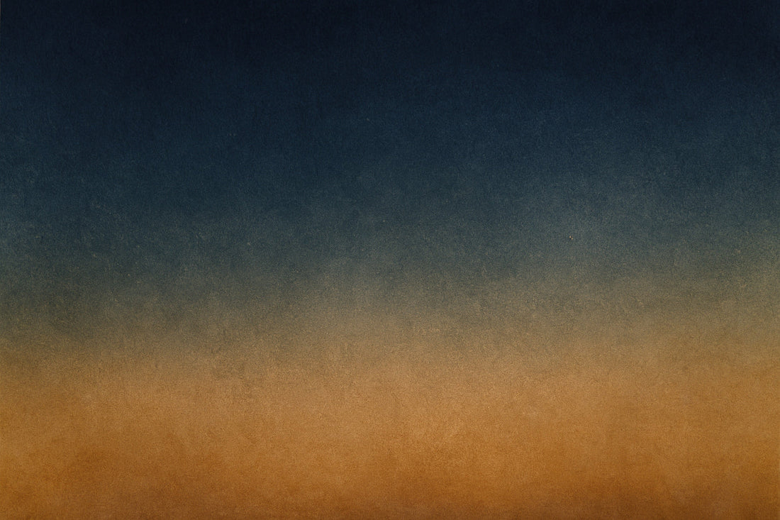 Abstrakte Komposition mit sanftem Farbverlauf von tiefem Nachtblau im oberen Bereich zu warmem Ocker im unteren Bereich; leichte Textur, weiche Übergänge, ruhige, atmosphärische Stimmung im Ombra-Celeste-Stil