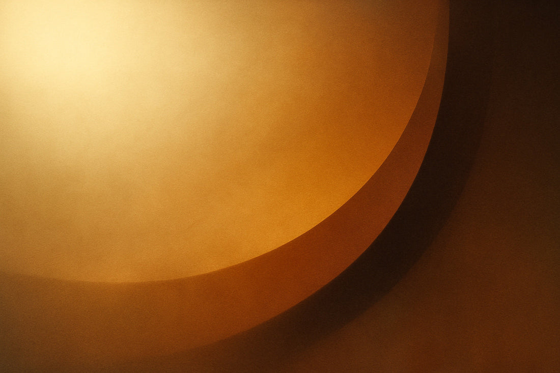 Abstrakte Komposition aus klaren, geschichteten Kurven in satten Kupfer-, Karamell- und Bernsteintönen, mit weichen Schatten und plastischer Tiefenwirkung – elegant, strukturiert und ruhig