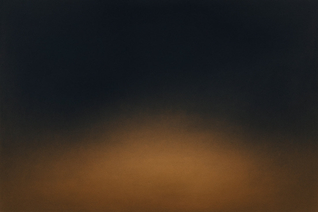 Dunkles Blau, das in ein warmes Gold sinkt – wie ein Atemzug zwischen Nähe und Entfernung.