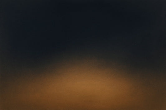 Dunkles Blau, das in ein warmes Gold sinkt – wie ein Atemzug zwischen Nähe und Entfernung.