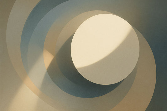 Abstrakte digitale Komposition aus weichen, übereinanderliegenden Kreisformen in Beige, Grau und sanftem Blau. Ein großes, helles Rund liegt im Zentrum, umgeben von Schatten