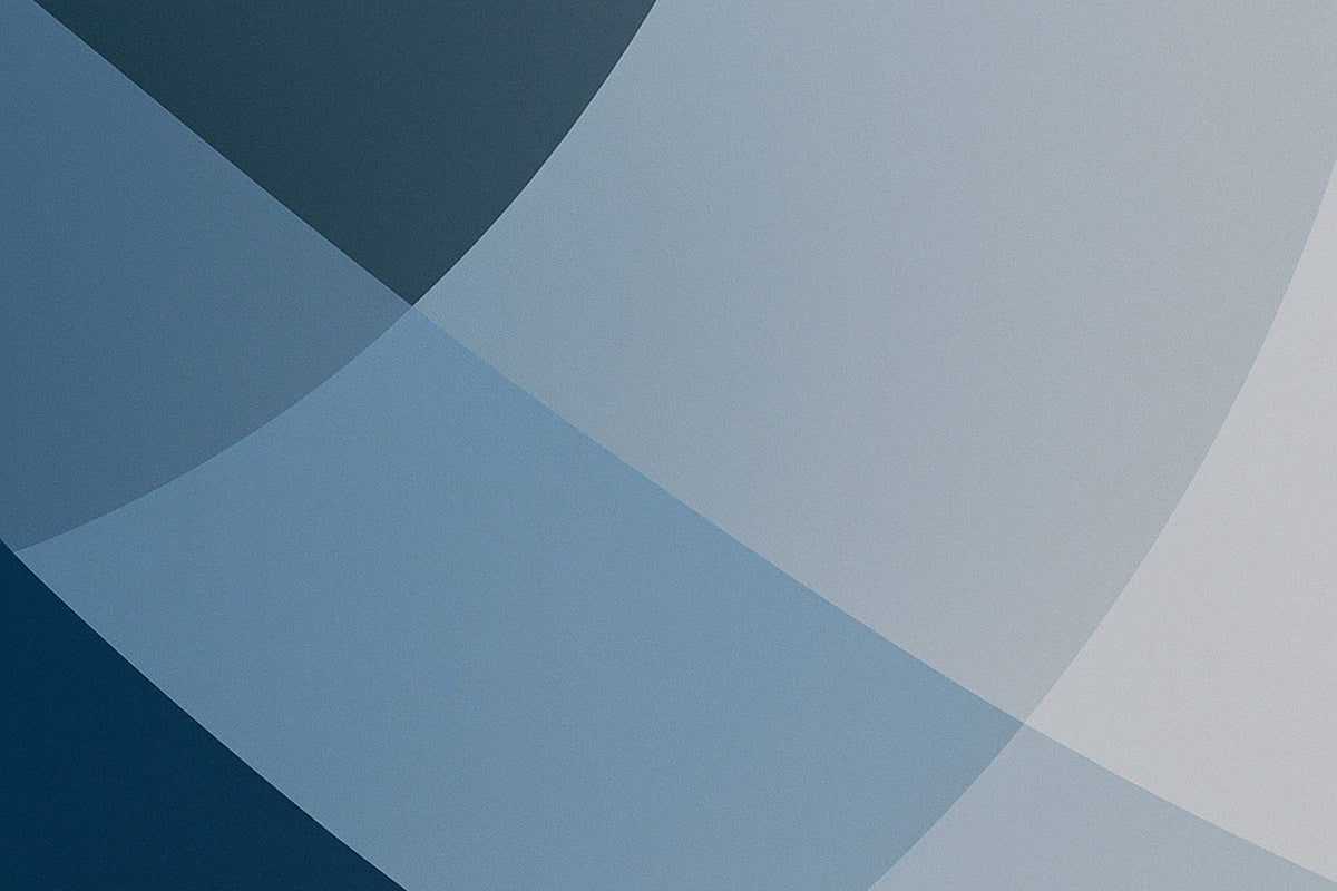 Abstrakte Komposition aus klaren, überlappenden Formen in tiefen Blau- und Grautönen, mit weichen Kurven, scharfen Schnittpunkten und subtilen Lichtverläufen, die eine ruhige, kühle und strukturierte Atmosphäre erzeugen.