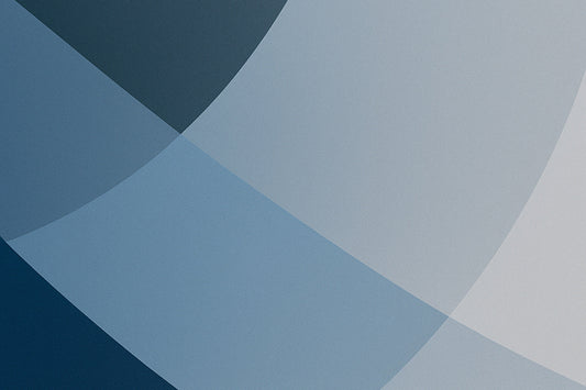 Abstrakte Komposition aus klaren, überlappenden Formen in tiefen Blau- und Grautönen, mit weichen Kurven, scharfen Schnittpunkten und subtilen Lichtverläufen, die eine ruhige, kühle und strukturierte Atmosphäre erzeugen.