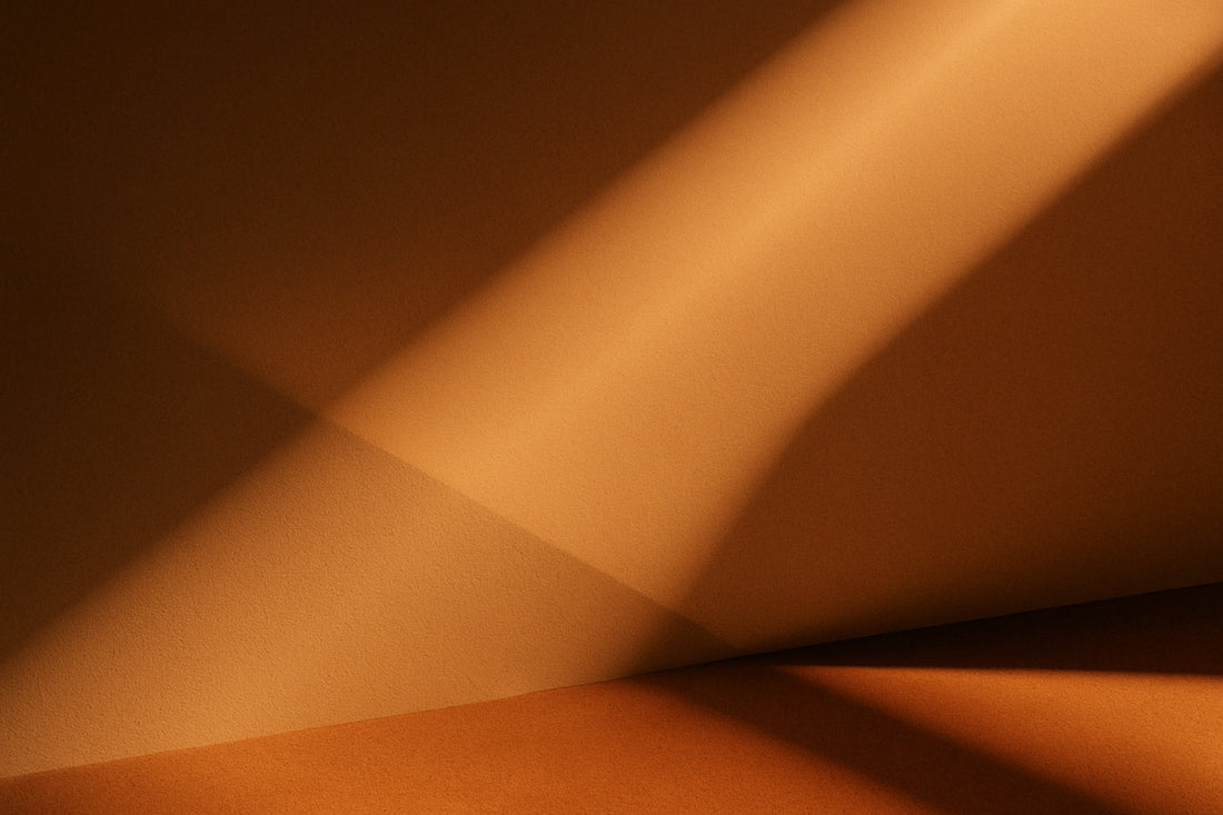 Abstrakte Komposition aus warmen, goldenen und braunen Flächen, durchzogen von weichen, diagonal verlaufenden Licht- und Schattenbahnen.