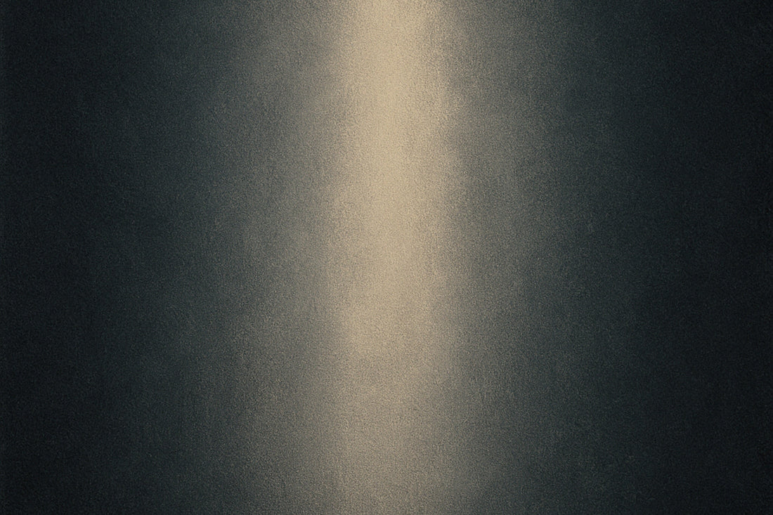 Abstrakte, dunkle Fläche mit einem vertikalen, weichen Lichtstreifen in der Mitte; ruhige, minimalistische Stimmung aus Licht und Schatten.