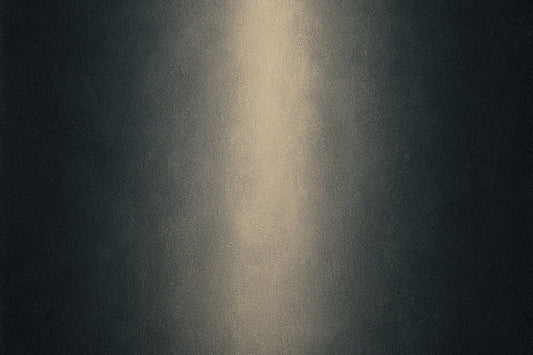 Abstrakte, dunkle Fläche mit einem vertikalen, weichen Lichtstreifen in der Mitte; ruhige, minimalistische Stimmung aus Licht und Schatten.