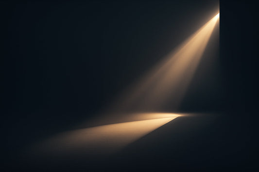 Abstrakter, goldener Lichtkegel, der sich wie ein stiller Weg über einen dunklen Boden öffnet. Weiches Licht, klare geometrische Form, ruhige und minimalistische Atmosphäre.