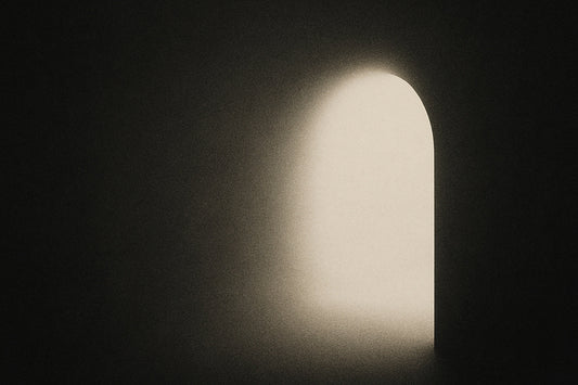 Ein einzelner, heller Lichtbogen bricht in die dunkle Fläche – wie ein Rest von etwas, das bleibt, wenn alles andere verschwunden ist.