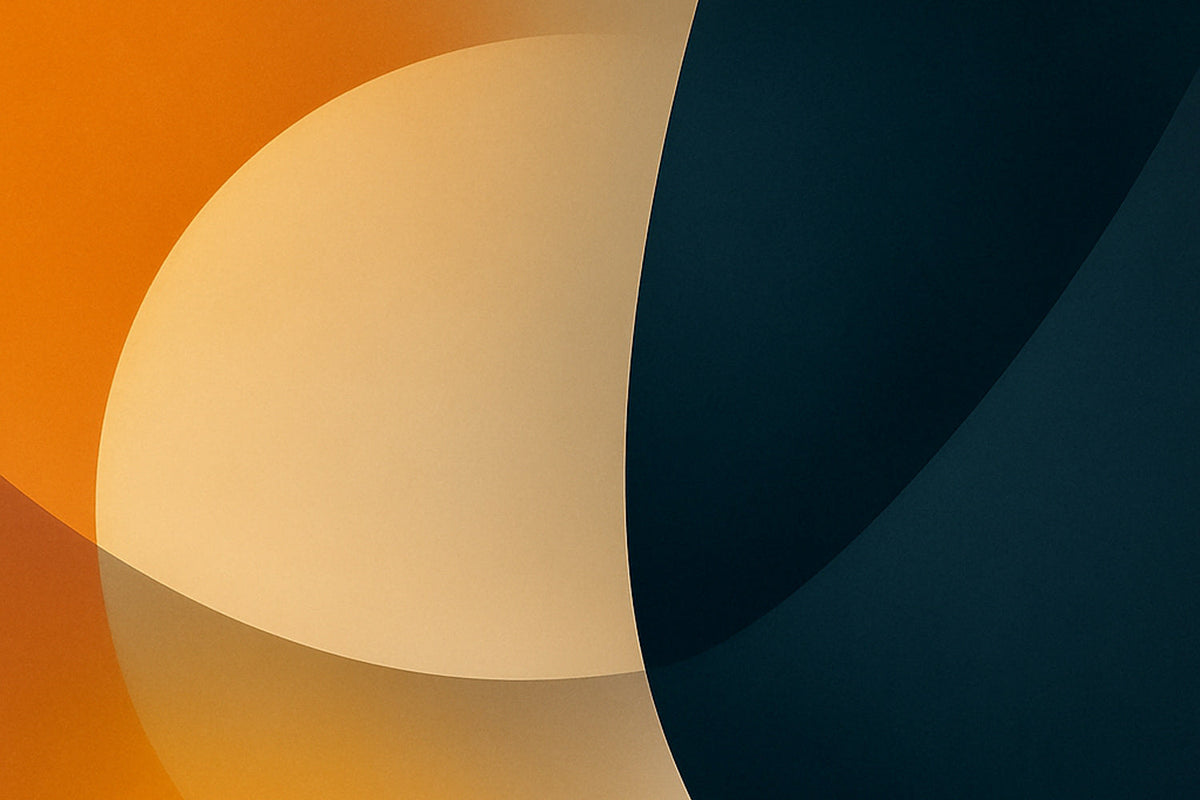 Abstrakte Komposition aus tiefem Petrolblau, Beige und warmem Orange, mit klaren, überlappenden Kurven und feinen Lichtverläufen, die Spannung und Ruhe zwischen zwei Momenten visualisieren.