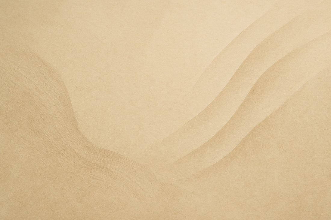 Abstrakte Papier- und Naturstruktur in warmem Beige mit weichen, fließenden Linien. Die Formen erinnern an Wind und Dünen, organisch und ruhig, ohne Schatten oder harte Kanten.