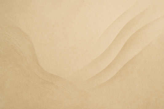 Abstrakte Papier- und Naturstruktur in warmem Beige mit weichen, fließenden Linien. Die Formen erinnern an Wind und Dünen, organisch und ruhig, ohne Schatten oder harte Kanten.