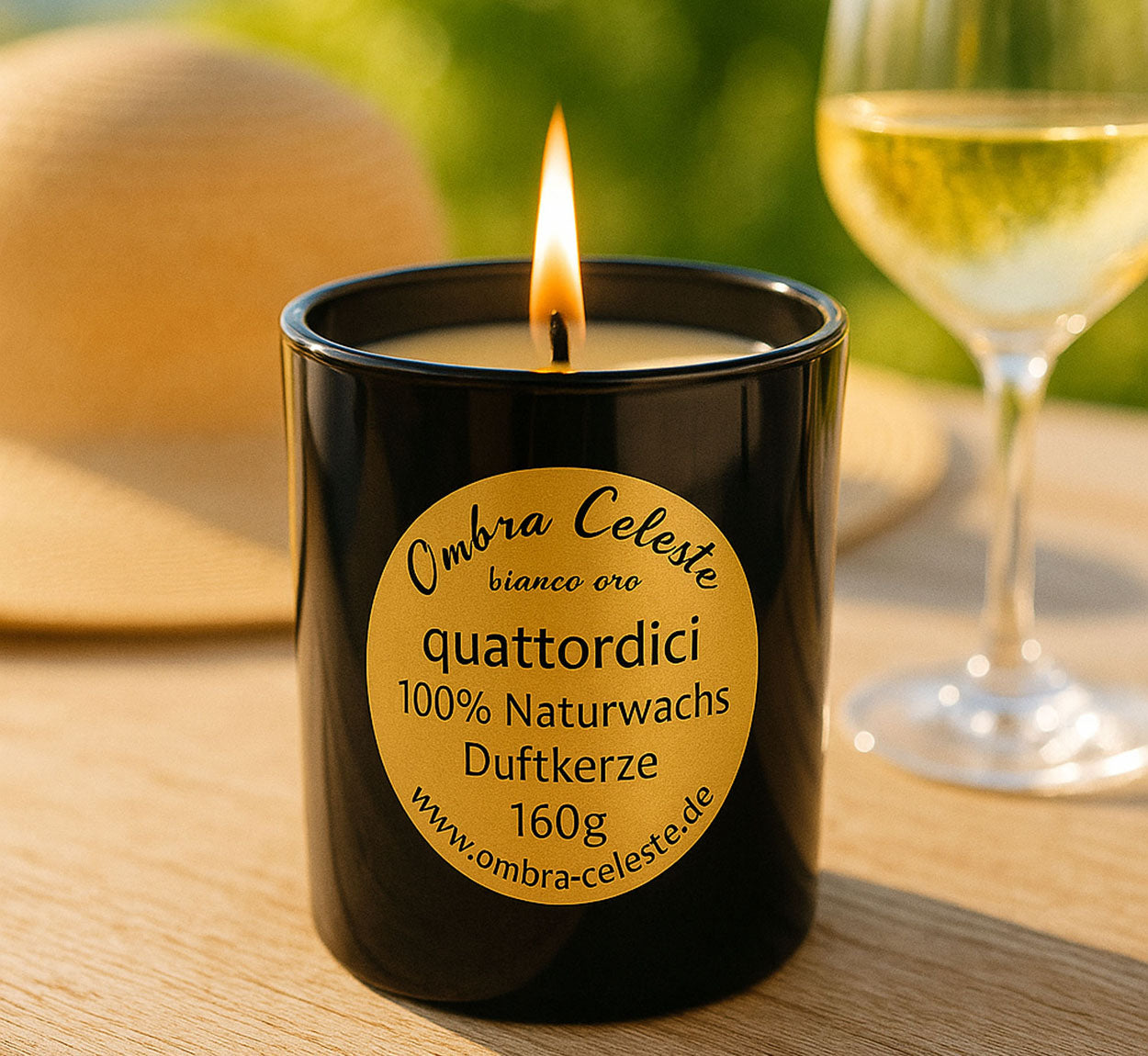Duftkerze quattordici im goldenen Design - stilvolle Inszenierung mit Kaffee-Vanille-Duft im Interiopr.