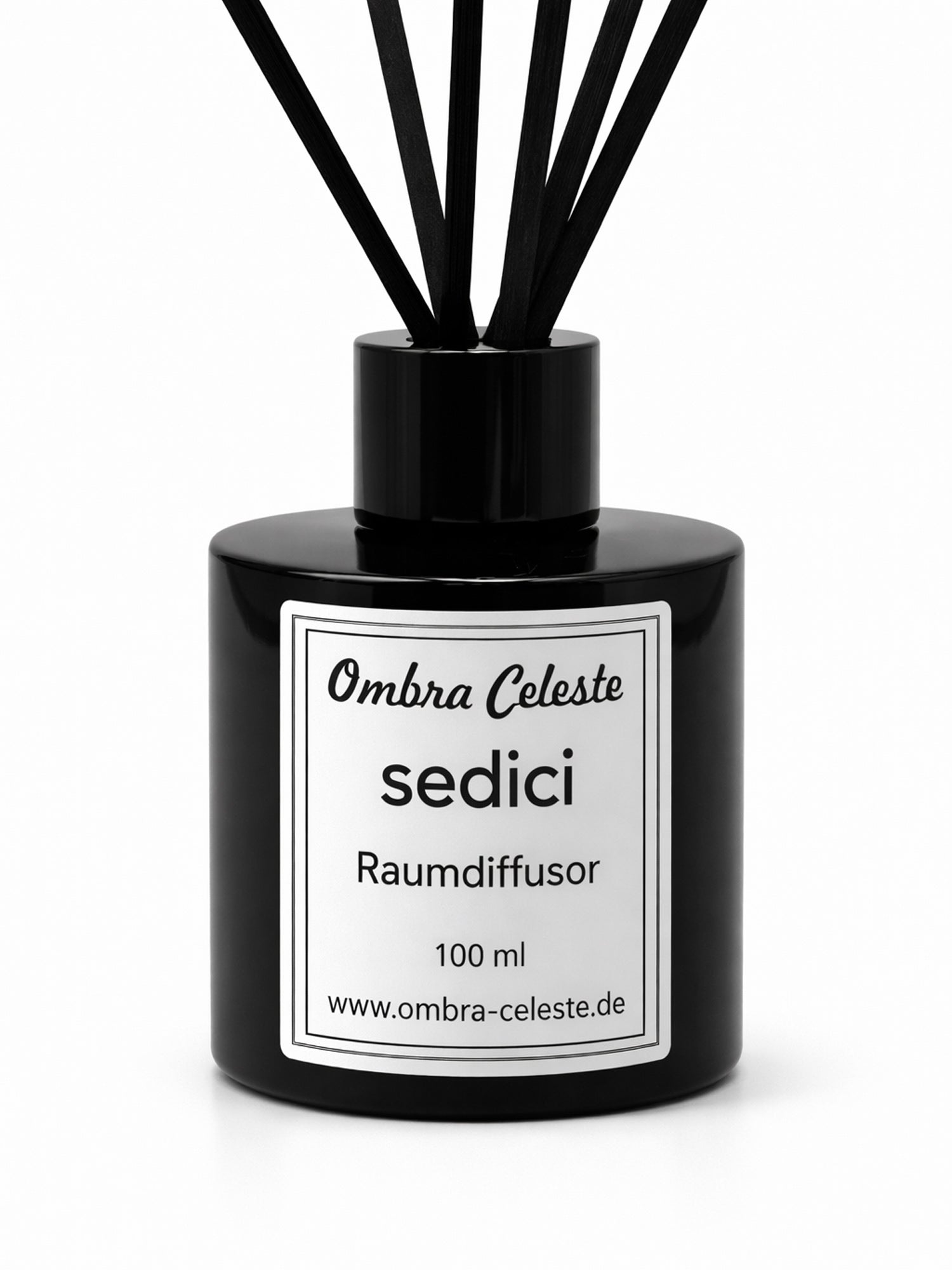 Detailaufnahme des Ombra Celeste Raumdiffusors sedici mit Etikett und Duftstäbchen