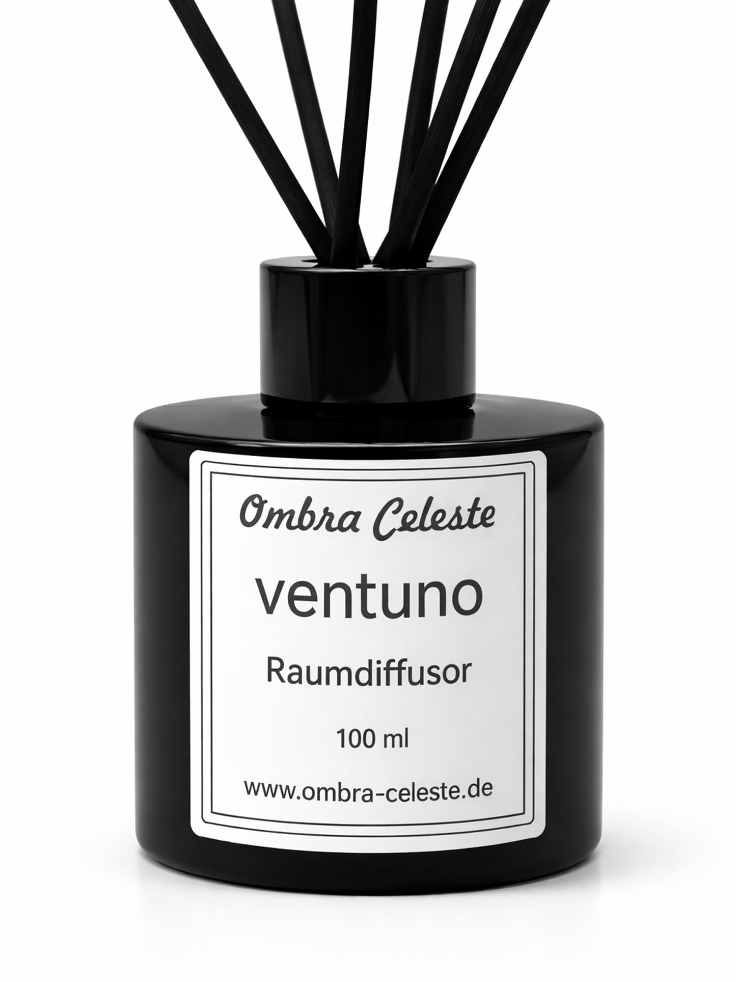Detailaufnahme des Ombra Celeste Raumdiffusors sedici mit Etikett und Duftstäbchen