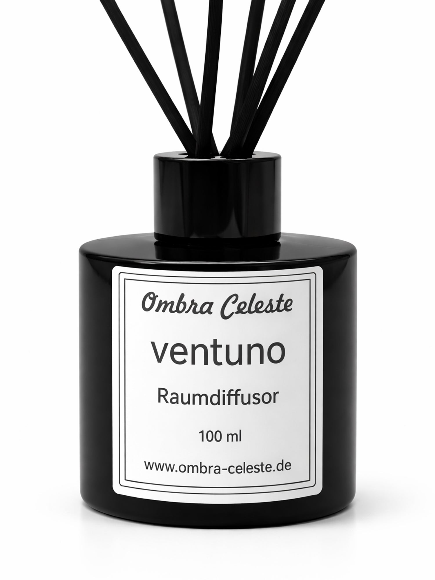 Detailaufnahme des Ombra Celeste Raumdiffusors sedici mit Etikett und Duftstäbchen