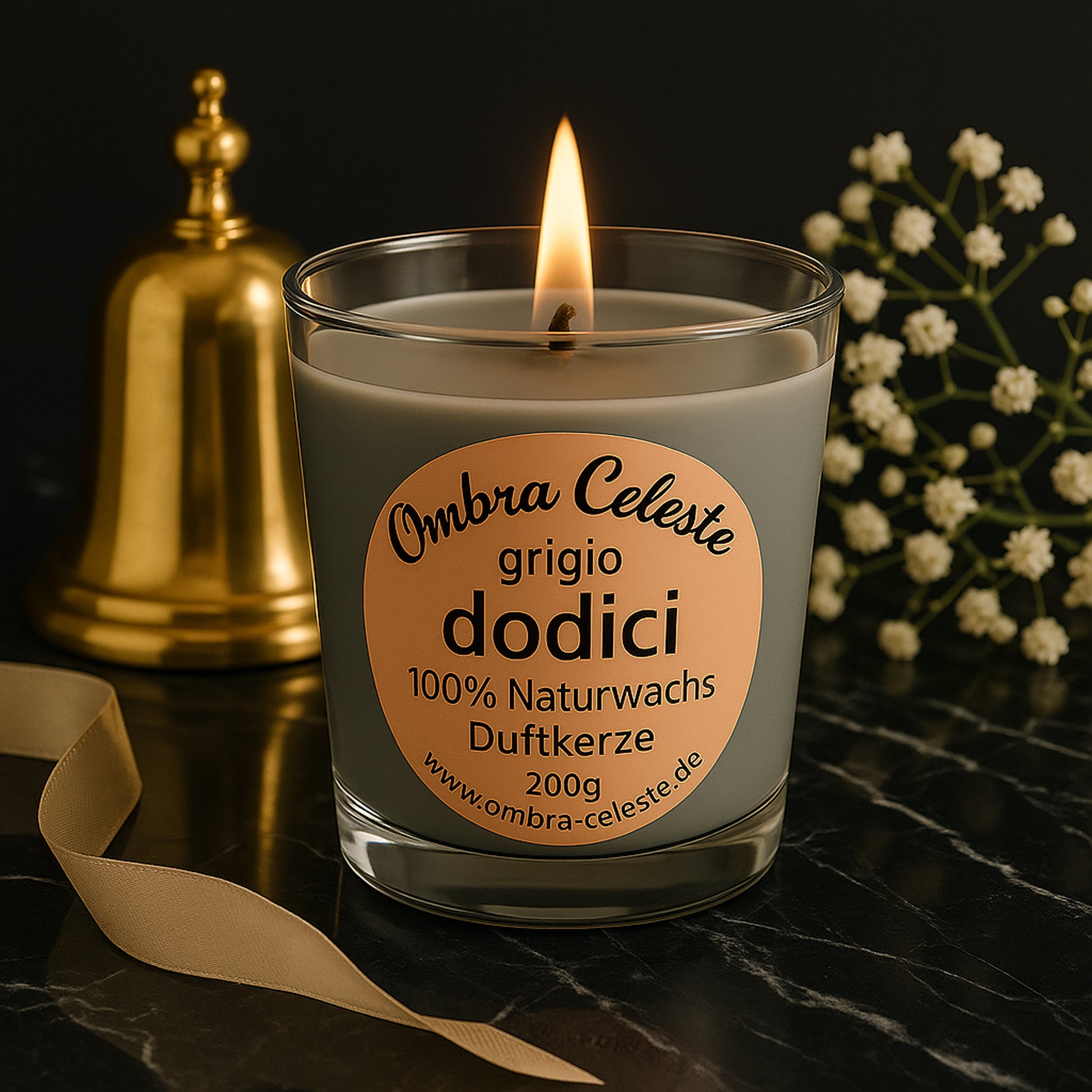 Luxuriöse Duftkerze Ombra Celeste dodici grigio – brennend auf schwarzem Marmor mit goldenen Akzenten, edel arrangiert.