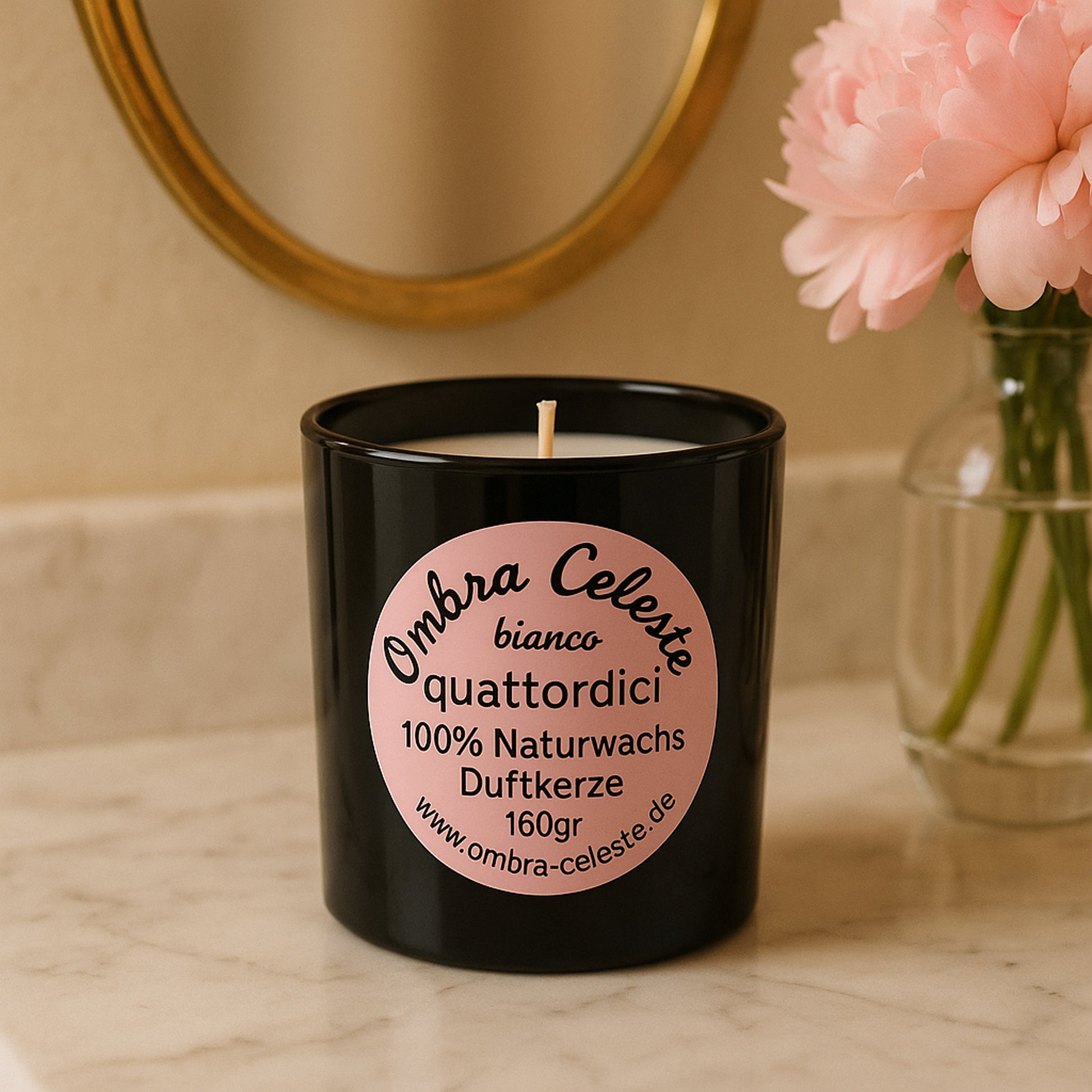 Kerze quattordici bianco von Ombra Celeste elegant inszeniert neben rosa Blüte und goldenen Accessoires