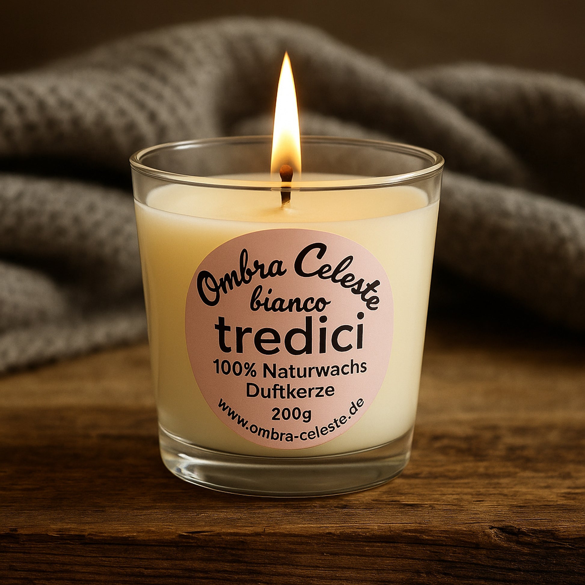 Ombra Celeste tredici bianco Duftkerze in edlem Ambiente mit Grapefruit und Zitrone, warmes Licht auf dunklem Holz.