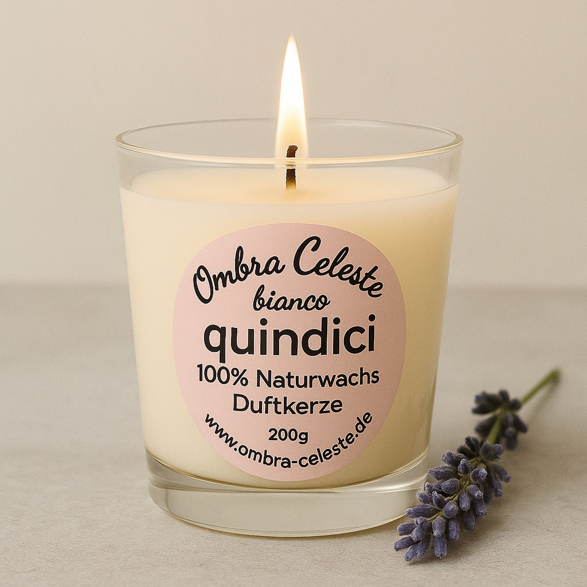 Kerze mit Zitrone, Lavendel und Kamilleblüte
Quindici Duftkerze mit ätherischen Ölen – 100% Naturwachs, beruhigend und stimmungsvoll