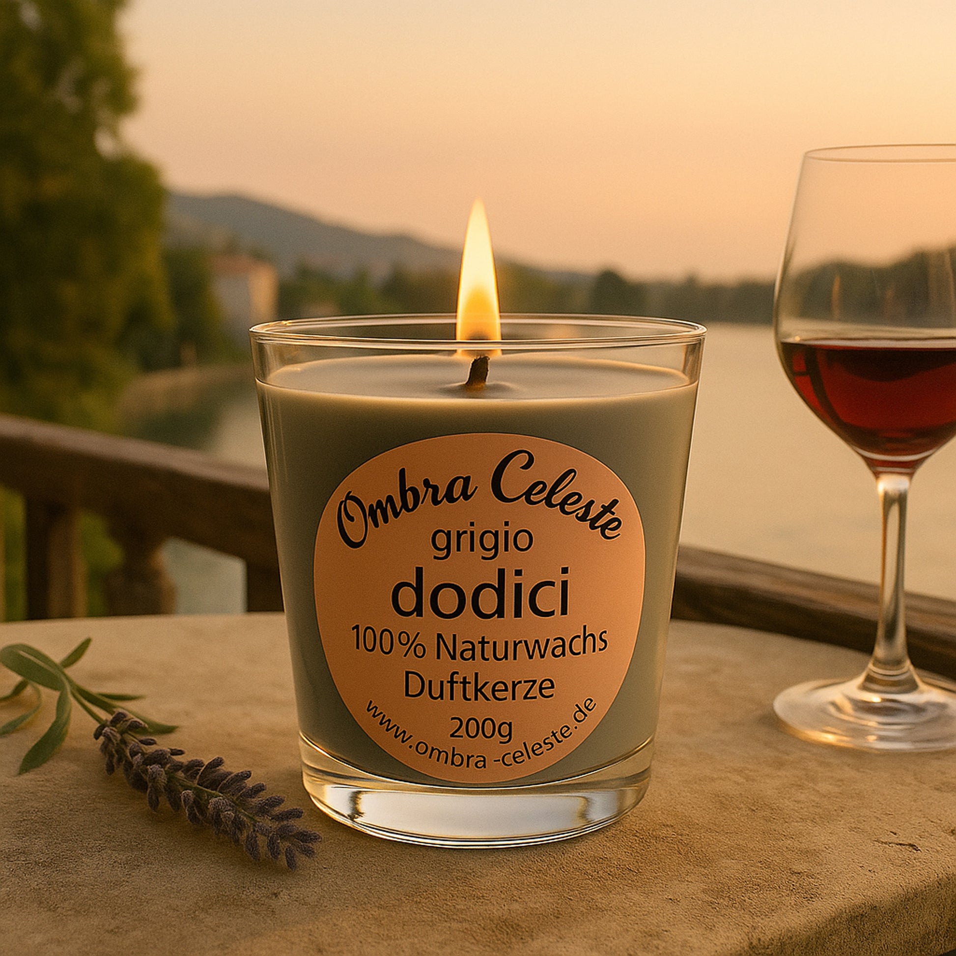 Abendstimmung mit Ombra Celeste dodici grigio – Duftkerze auf Balkon mit Blick aufs Wasser und Weinglas.