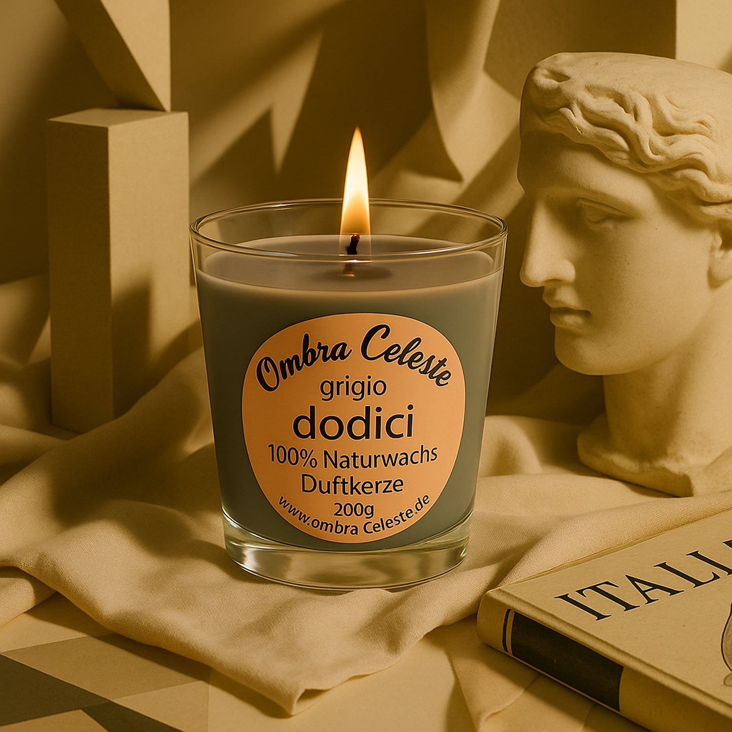 Ombra Celeste dodici grigio – kunstvolles Stillleben mit Büste, Faltenwurf und italienischem Buch, stilvoll inszeniert.