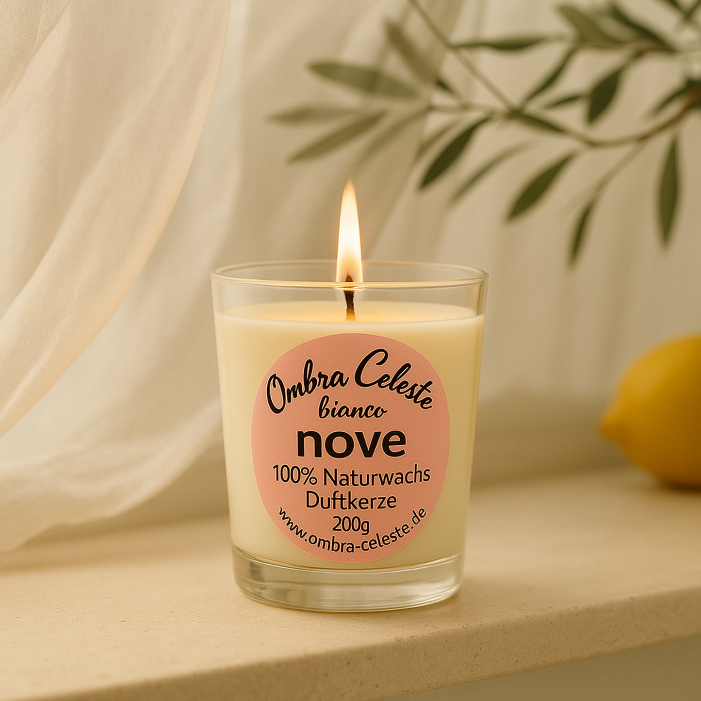 Brennende nove bianco Kerze mit Zitrone und Eukalyptus - frisch und natürlich.