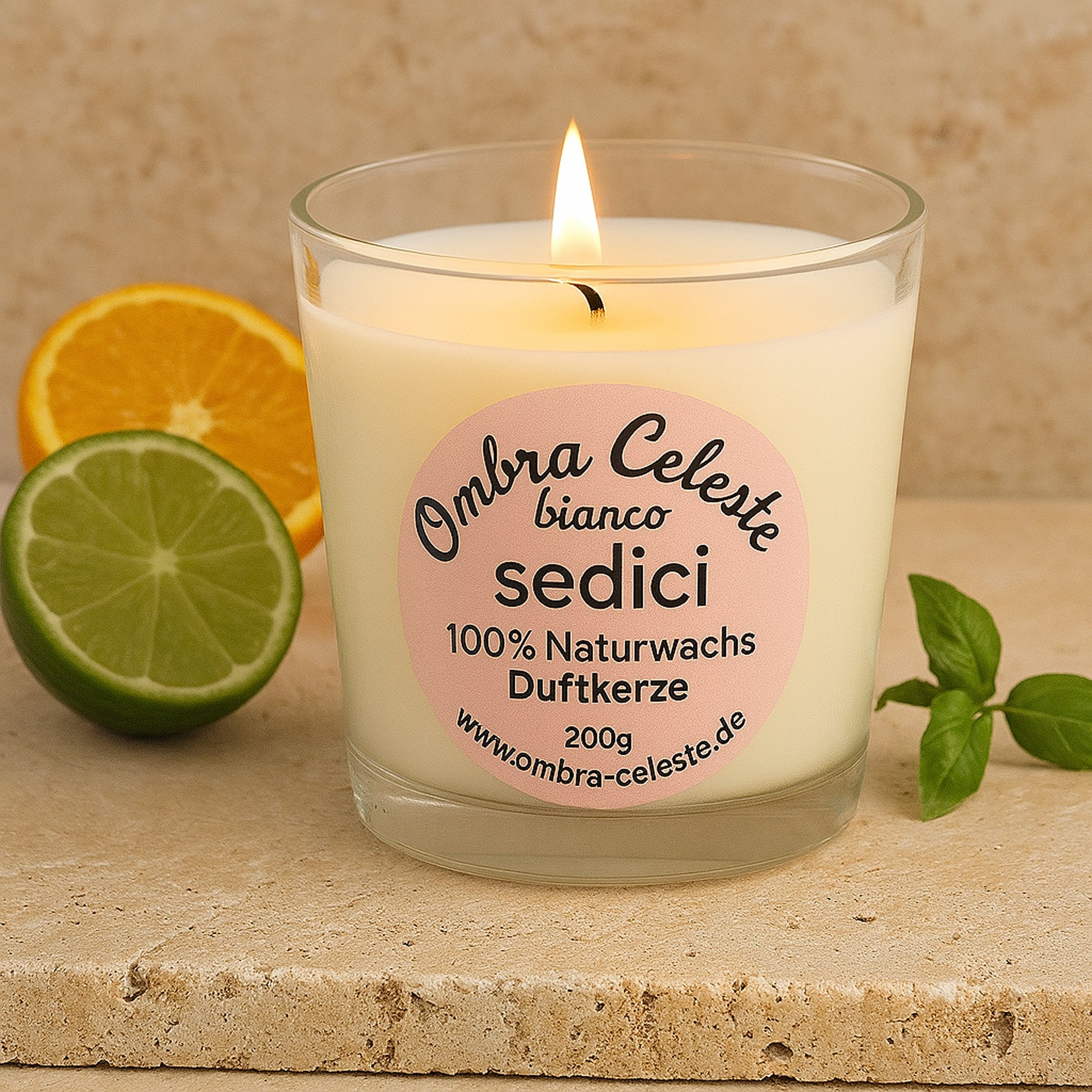 Duftkerze sedici bianco von Ombra Celeste mit Limette, Mandarine und Basilikum auf hellem Naturstein