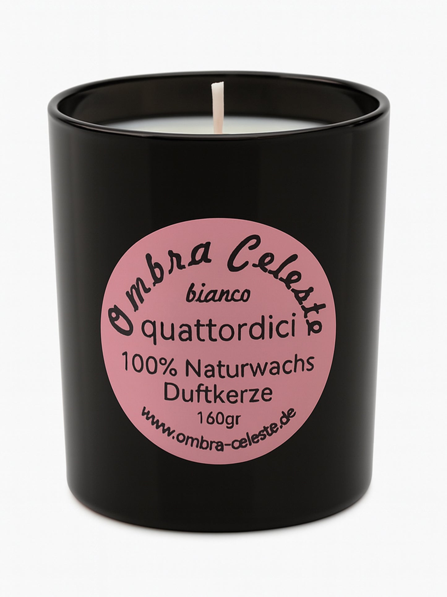 Freistellerbild der Duftkerze Ombra Celeste quattordici bianco in schwarzem Glas mit rosa Etikett auf weißem Hintergrund