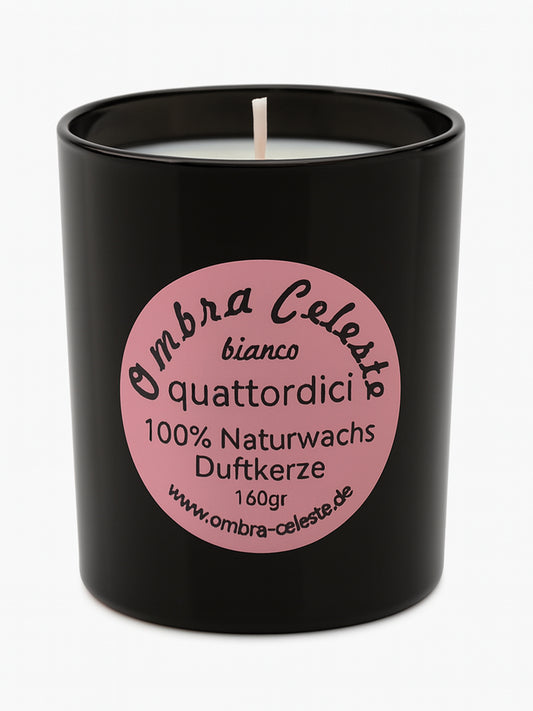 Freistellerbild der Duftkerze Ombra Celeste quattordici bianco in schwarzem Glas mit rosa Etikett auf weißem Hintergrund